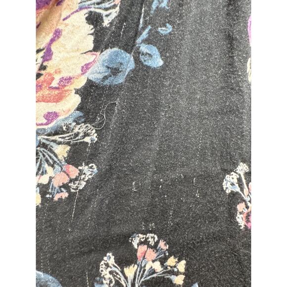 Torrid Floral Sleeveless Top Criss Cross Neck Black Crochet Embellished Size 2 - Picture 5 of 6